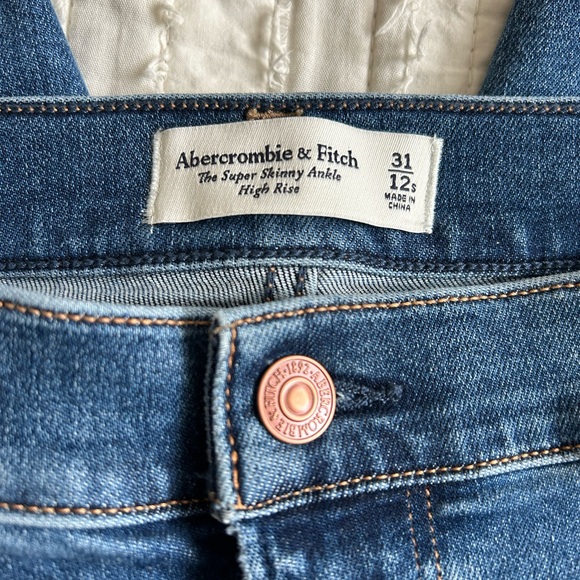 Abercrombie & Fitch High Rise Jeans - Picture 3 of 5
